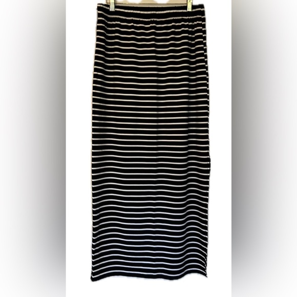 Black and White striped Skirt. Size L. - Picture 5 of 11